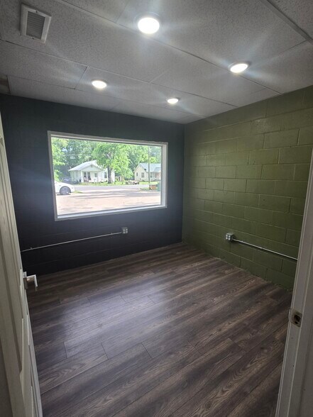 More Photos Of 124 W Winchester St, Gallatin Light Manufacturing For Lease