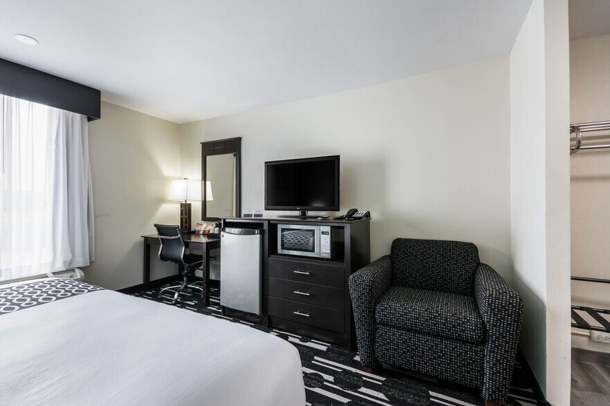 More Photos Of 2001 E Reno Ave, Oklahoma City Hotel For Sale