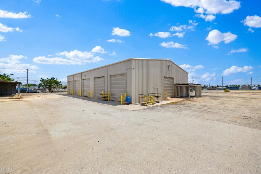More Photos Of 10890 NW South River Dr, Medley Land For Lease
