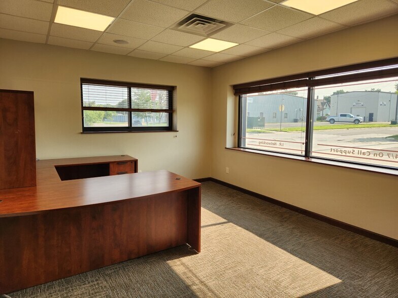 More Photos Of 702 S Delaware Ave, Mason City Light Manufacturing For Lease