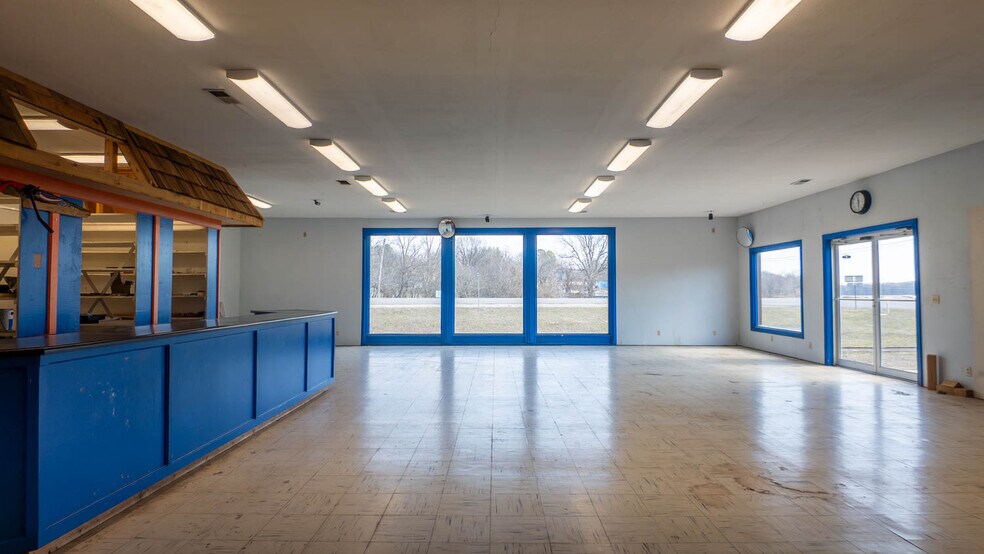 More Photos Of 105 E Couch St, Alton General Retail For Sale