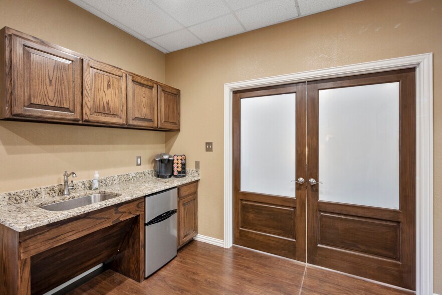 More Photos Of 2313 Roosevelt Dr, Dwg Office For Sale