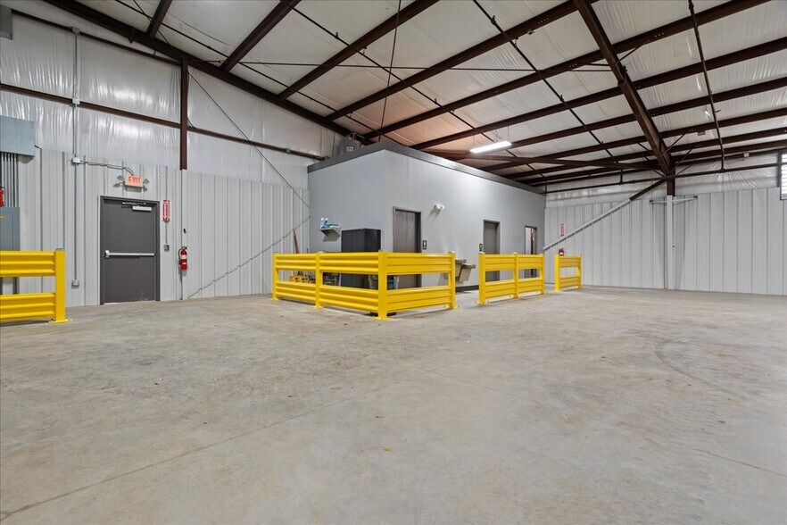 More Photos Of 223 W Pearl St, Lamar Industrial For Lease