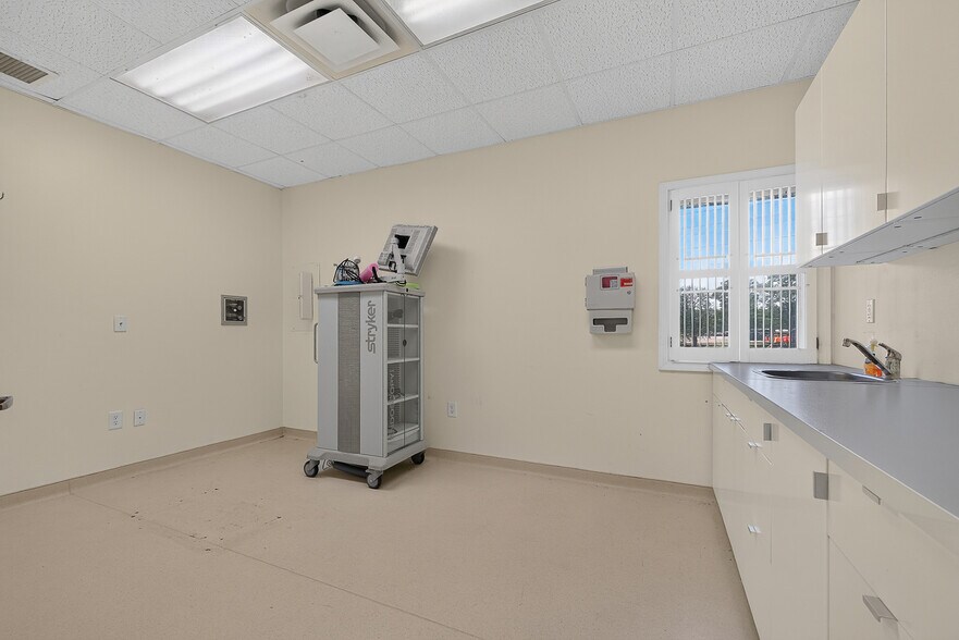 More Photos Of 8202 Clearvista Pky, Indianapolis Office For Sale