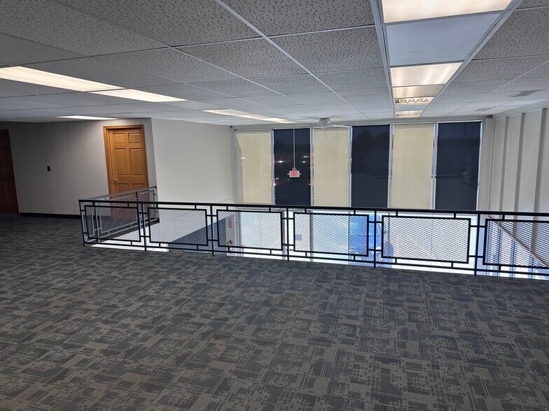 More Photos Of 5325 NE 14th St, Des Moines Showroom For Lease