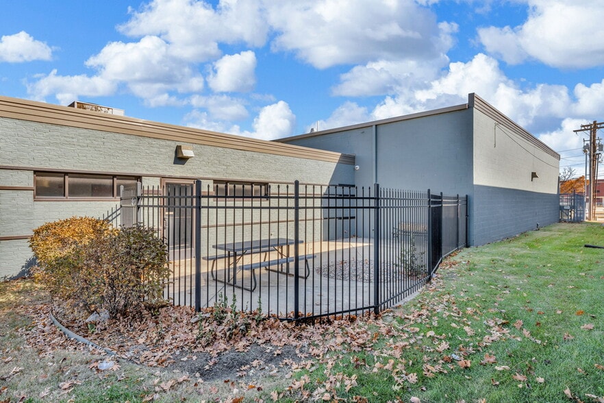 More Photos Of 400 SE Jefferson St, Topeka Flex For Sale