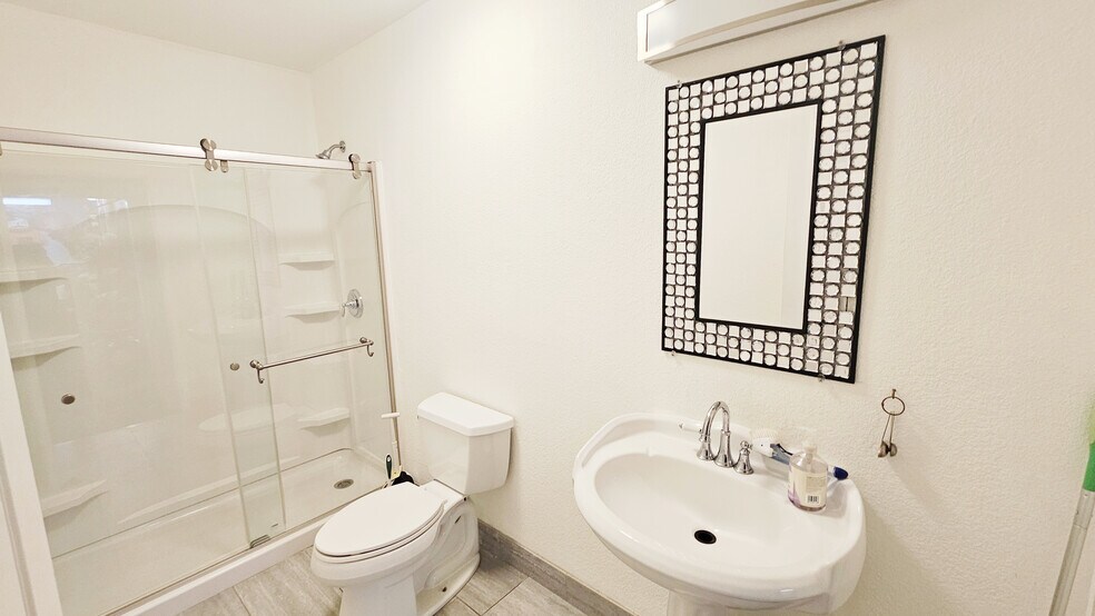 More Photos Of 306-308 Roberts Ln, Bakersfield Storefront Retail Residential For Sale