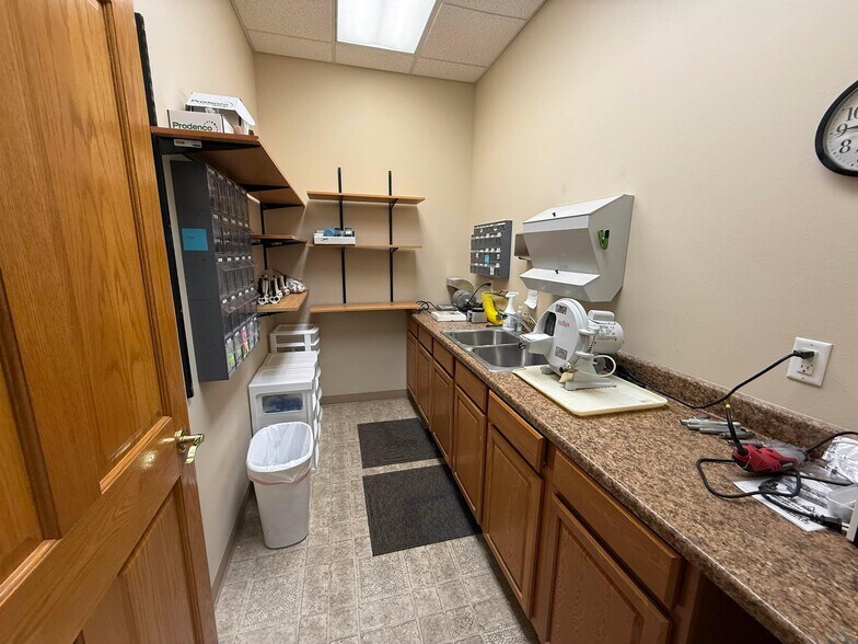 More Photos Of 810 Central Ave, Hawarden Storefront For Sale