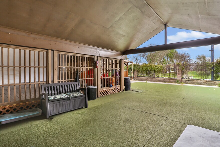 More Photos Of 827 Casey St, Channelview Flex For Sale