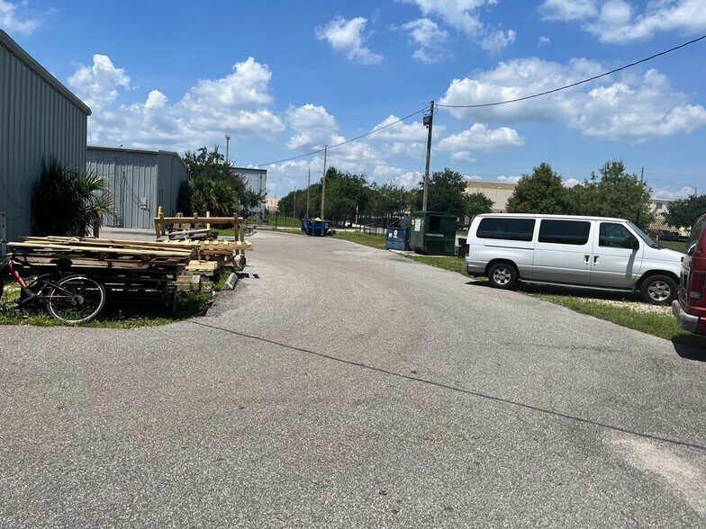 More Photos Of 3609 Old Winter Garden Rd, Orlando Warehouse For Lease