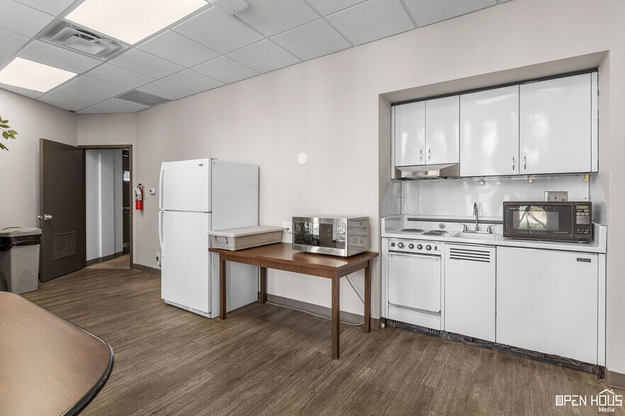 More Photos Of 915 9th St, Wichita Falls Office For Sale