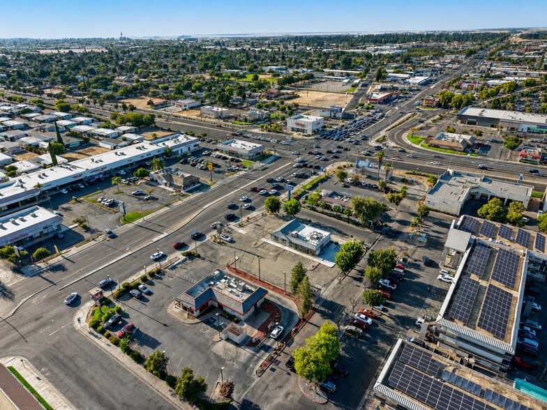 More Photos Of 6740 N Blackstone Ave, Fresno Freestanding For Sale