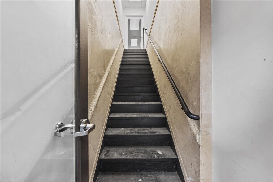 More Photos Of 31 Warren Pl, Mount Vernon Warehouse For Lease