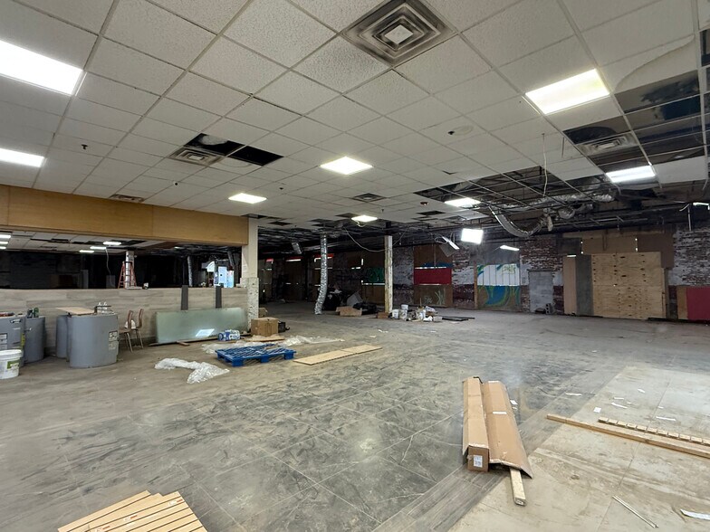 More Photos Of 8202 45th Ave, Elmhurst Supermarket For Lease