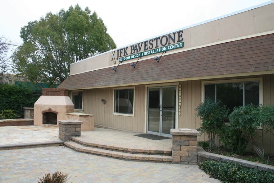 More Photos Of 28378 Roadside Dr, Agoura Hills Showroom For Lease