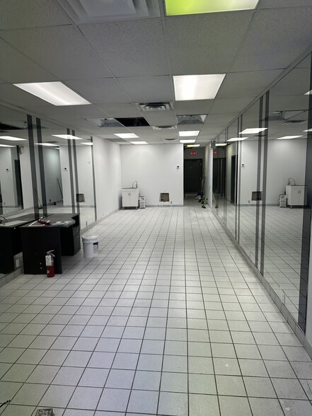 More Photos Of 6507-6511 Bowness Rd NW, Calgary Storefront For Lease