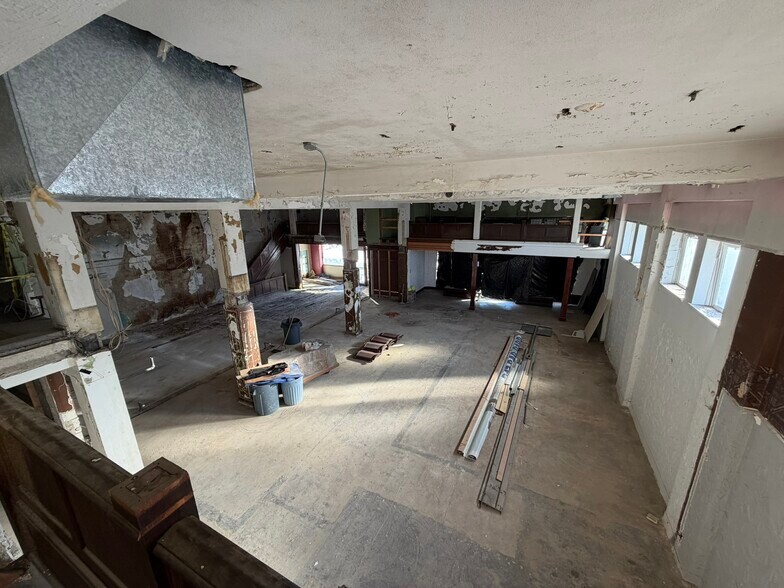 More Photos Of 23 Public Sq, Shelbyville Office For Sale