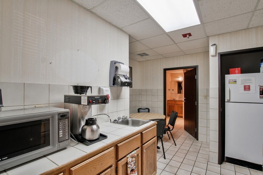 More Photos Of 7370 E 37th St, Wichita Flex For Lease