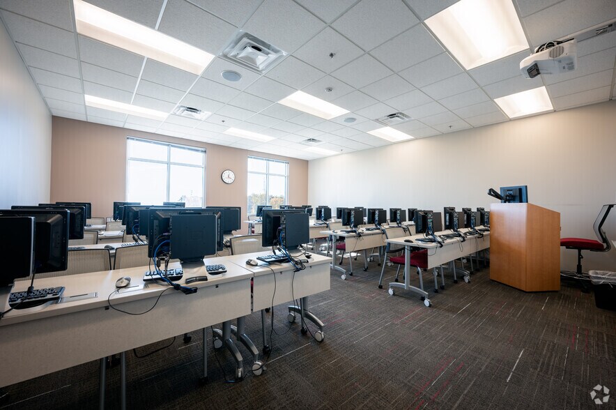 More Photos Of 15521 Midlothian Tpke, Midlothian Office For Lease