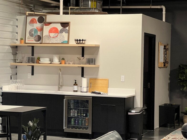 More Photos Of 5725 Stables Way, Alpharetta Warehouse For Sale