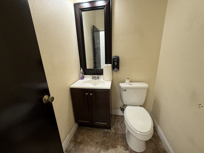 More Photos Of 9809 McCullough Ave, San Antonio Warehouse For Lease