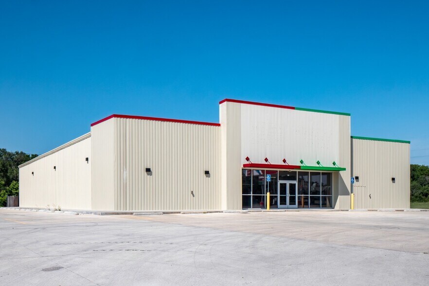 More Photos Of 317 S 4th Ave, Hill City Freestanding For Sale