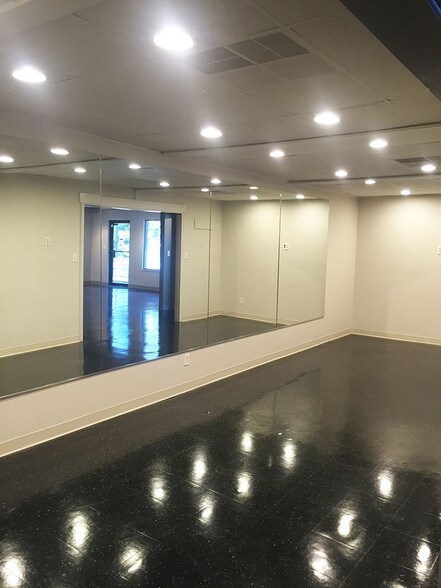 More Photos Of 2240 Taylorsville Rd, Louisville Storefront Retail Office For Lease