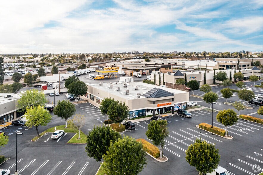 More Photos Of 1420 Village Way, Santa Ana Showroom For Lease