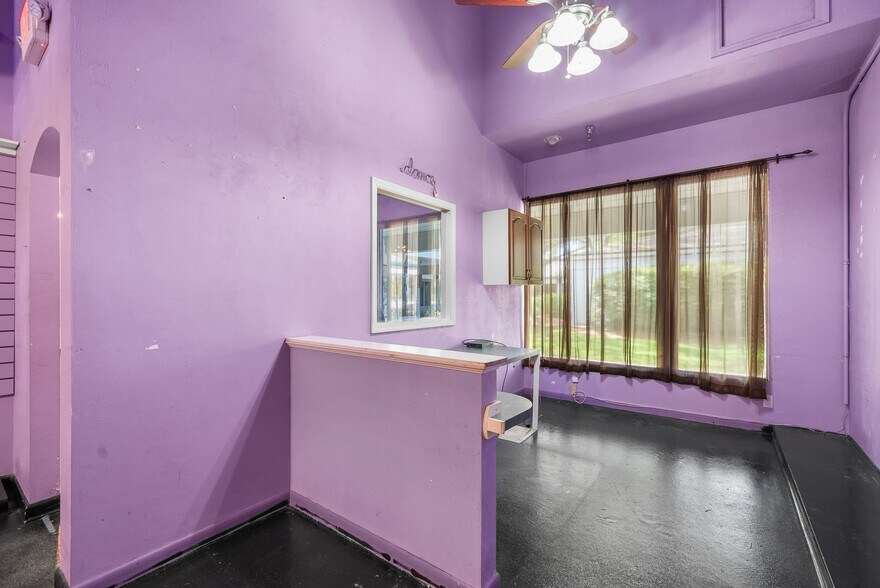 More Photos Of 2441 NW 43rd St, Gainesville Storefront For Sale