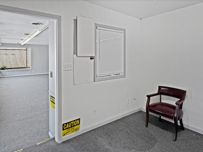 More Photos Of 129 E 5th St, Washington Showroom For Sale