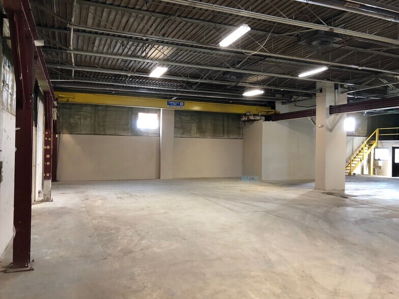 More Photos Of 12950 Capital St, Oak Park Manufacturing For Lease