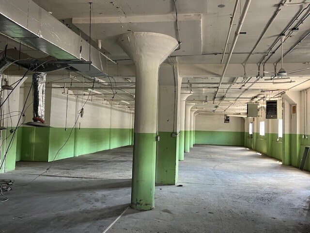 More Photos Of 95 Valley St, Bristol Manufacturing For Lease