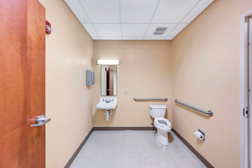 More Photos Of 1110 Clay Ave, Dunmore Medical For Lease