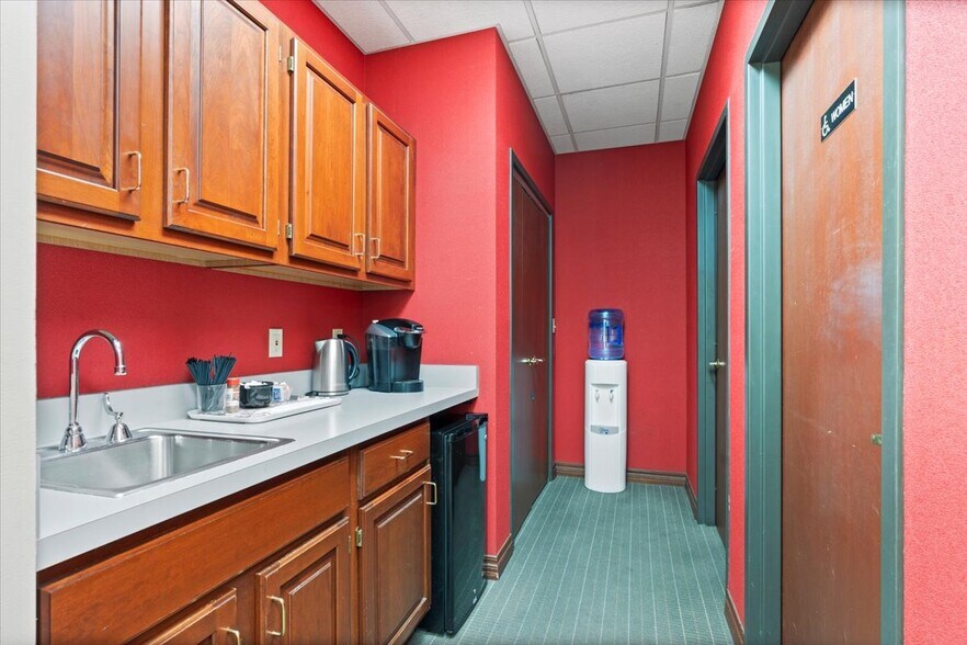 More Photos Of 200 S 6th St, Springfield Office For Sale