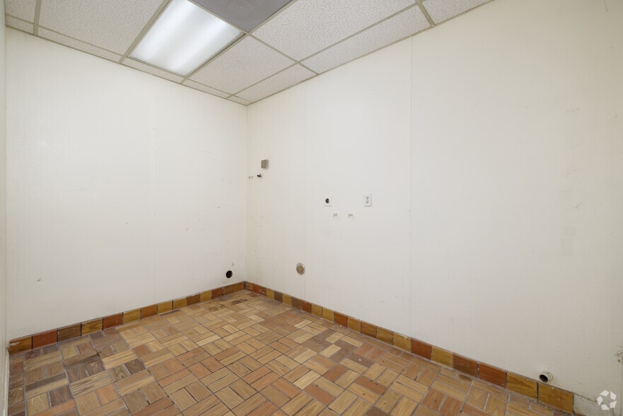 More Photos Of 1815 E Valley Pky, Escondido Storefront For Sale