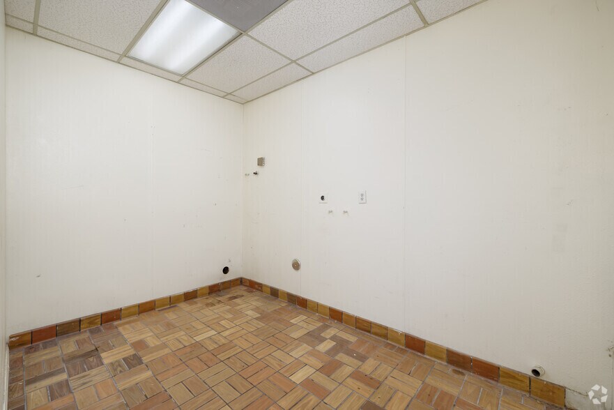 More Photos Of 1815 E Valley Pky, Escondido Storefront For Sale