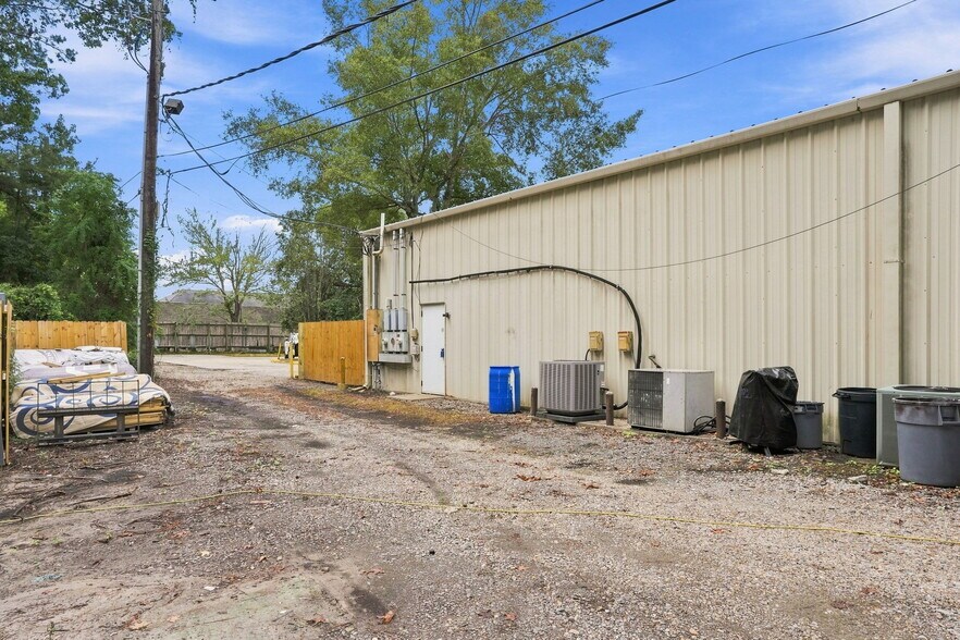 More Photos Of 711 N Causeway Blvd, Mandeville Flex For Lease