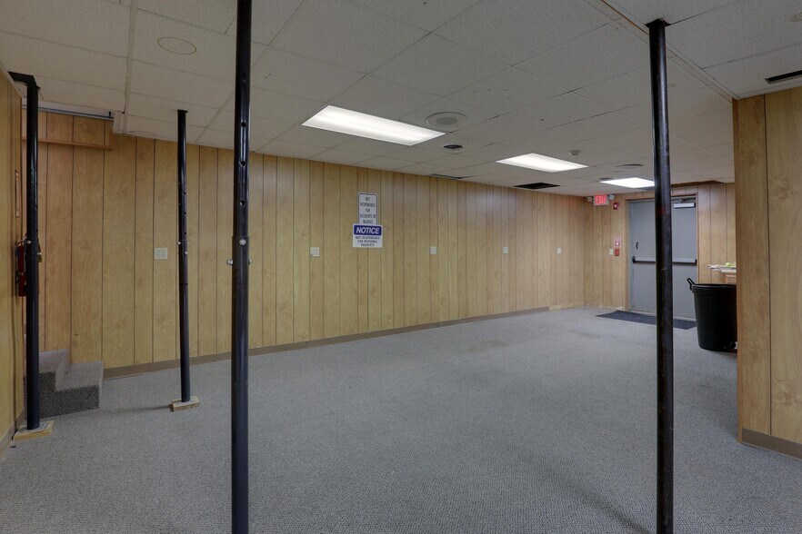 More Photos Of 516 Maine St, Quincy Flex For Sale