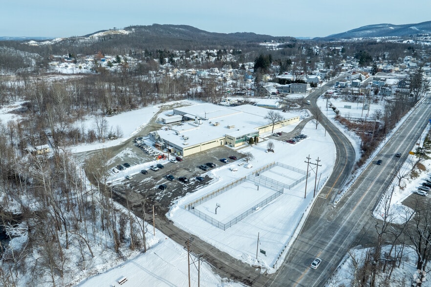 More Photos Of 24 Ames Blvd, Hamburg Warehouse For Sale