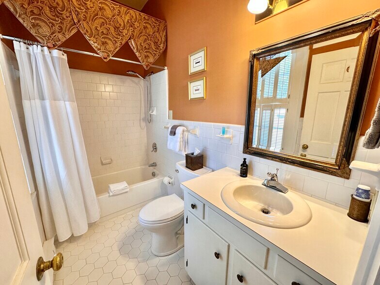 More Photos Of 615 College St, Clinton Hotel For Sale
