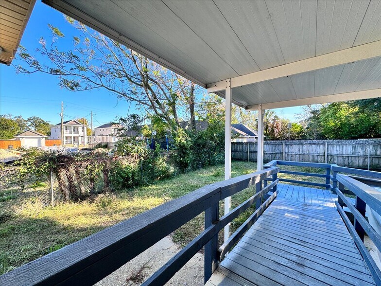 More Photos Of 1007 W Wright St, Pensacola Specialty For Sale