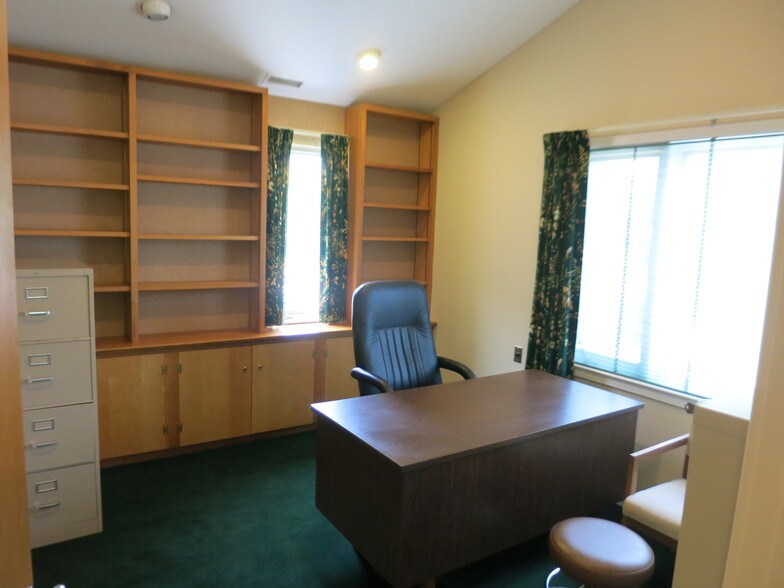 More Photos Of 920 Lawn Ave, Sellersville Medical For Sale