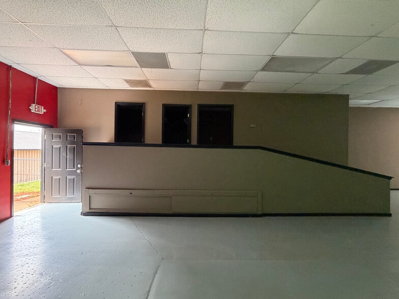 More Photos Of 727 Airport Rd, Cornelia Flex For Sale