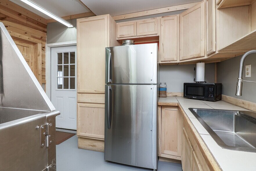 More Photos Of 27 S 100 W, Valparaiso Veterinarian Kennel For Sale