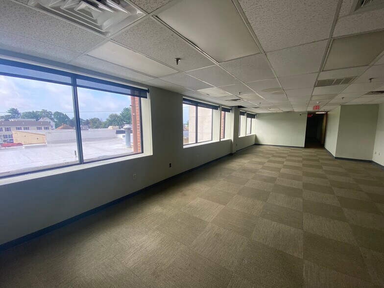 More Photos Of 228 Maple St, Manchester Office For Sale