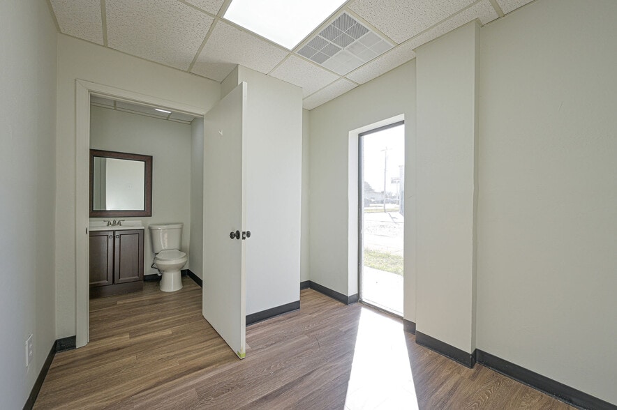 More Photos Of 3009 Epperly Dr, Oklahoma City Office For Sale