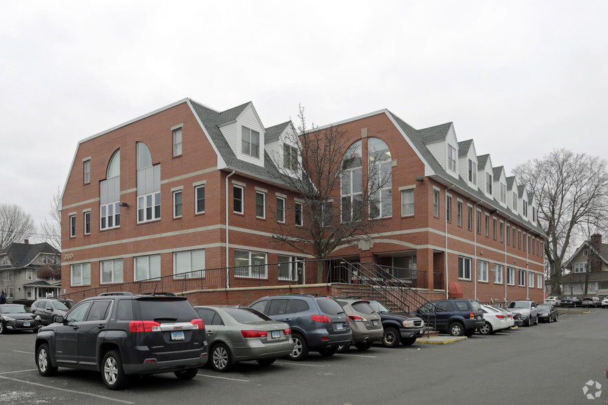 More Photos Of 3180 Main St, Bridgeport Medical For Lease