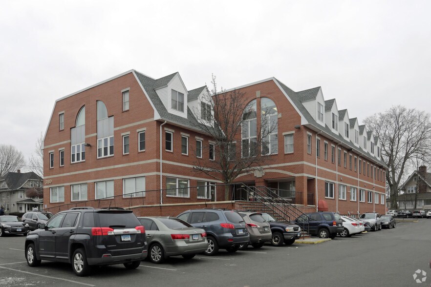 More Photos Of 3180 Main St, Bridgeport Medical For Lease