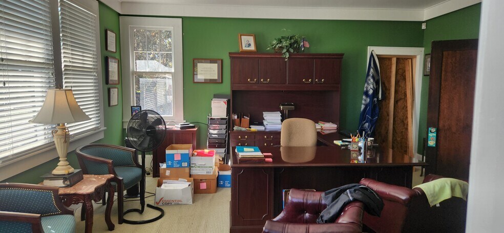 More Photos Of 303 W Trade St, Dallas Office For Sale