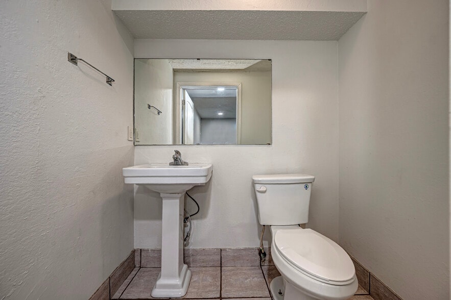 More Photos Of 116 N 2nd St, Noble Light Manufacturing For Lease